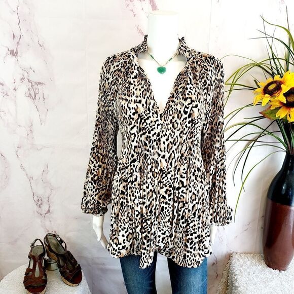 Chico's leopard print v neck blouse - Picture 3 of 9